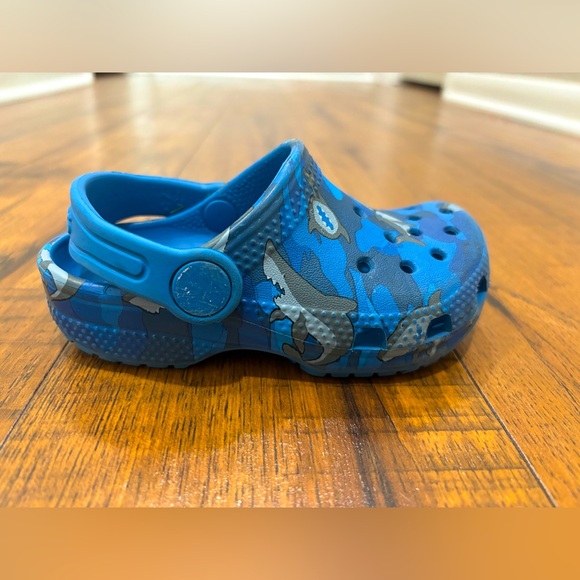 Crocs Classic Clogs Ocean Blue Shark Camouflage Size C7 Toddler Boy - Picture 10 of 12